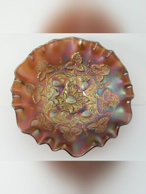 Millersburg Glass 'Blackberry' Wreath Carnival Glass Bowl Amethyst